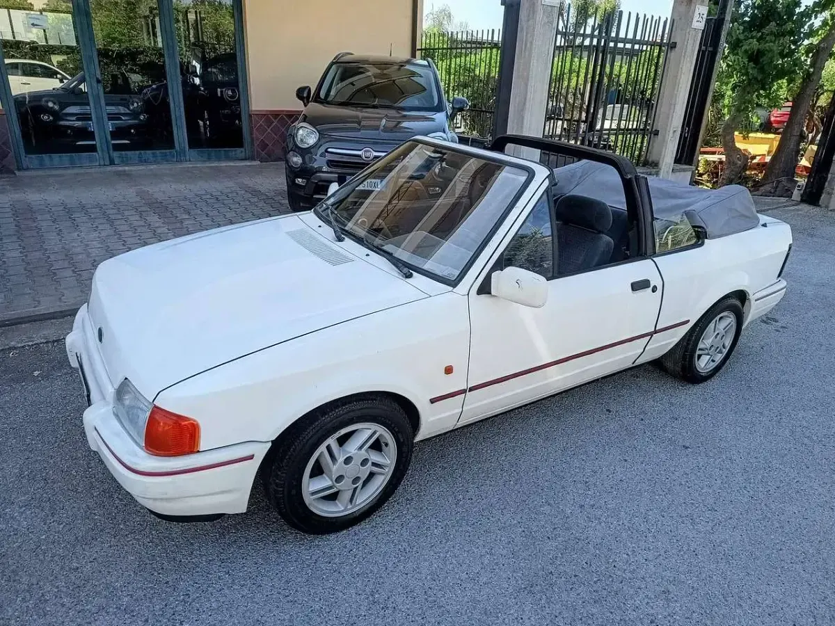 Usata Ford Escort Cabriolet 102 CV (75 kW) 1988 Bianco Cabrio