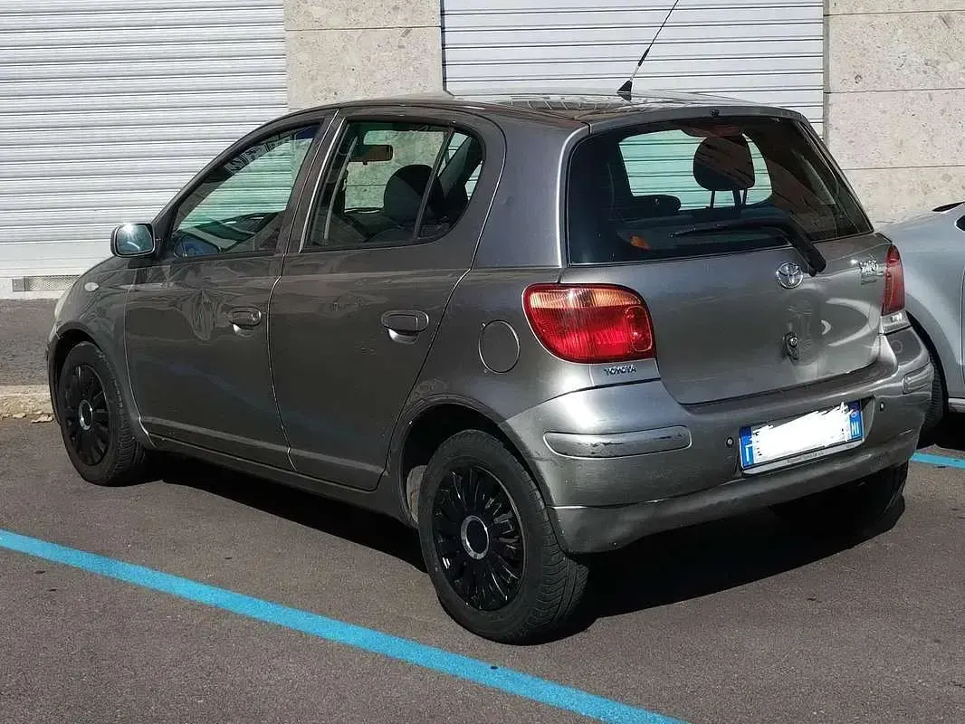Usata Toyota Yaris Sol 87 CV (63 kW) 2004 Grigio Utilitaria