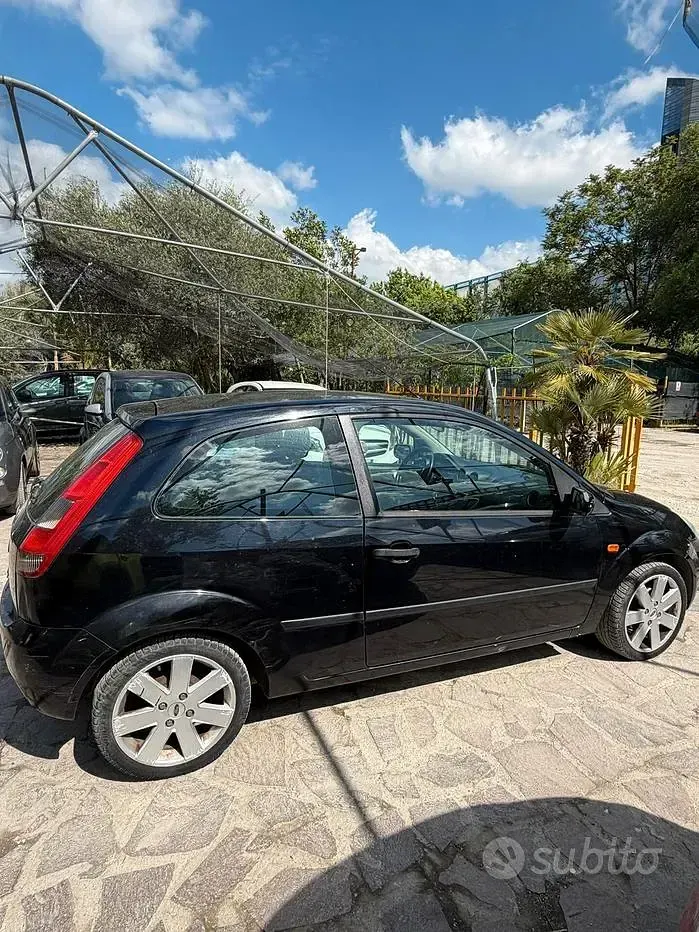Second-hand Ford Fiesta Ambiente 75 CP (55 kW) 2004 Negru Hatchback