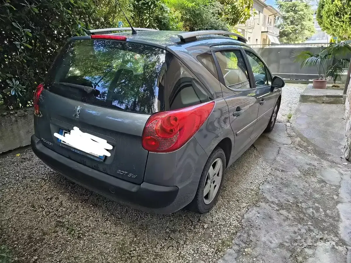 Gebraucht Peugeot 207 95 PS (69 kW) 2011 Grau Kombi