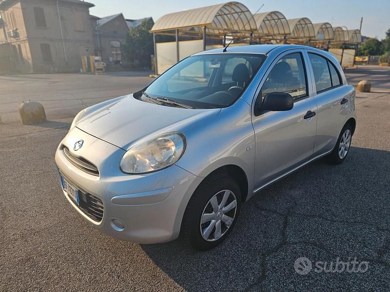 Usata Nissan Micra Tekna 80 CV (58 kW) 2011 Argento Utilitaria