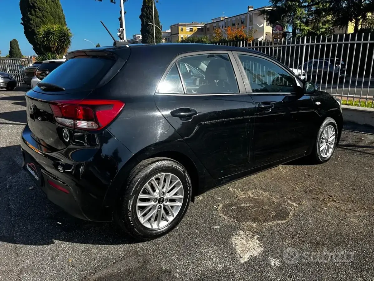 Usata Kia Rio 84 CV (61 kW) 2019 Nero Berlina