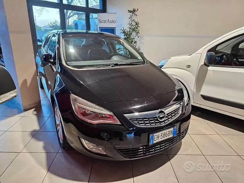 Usata Opel Astra Cosmo 140 CV (102 kW) 2011 Nero Berlina