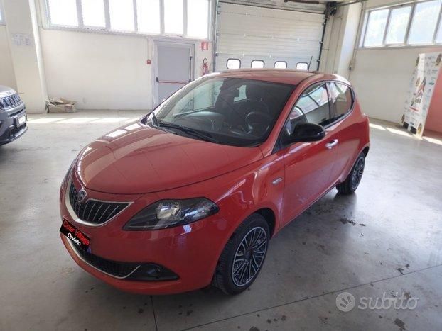 Usata Lancia Ypsilon Gold 69 CV (50 kW) 2021 Rosso Utilitaria