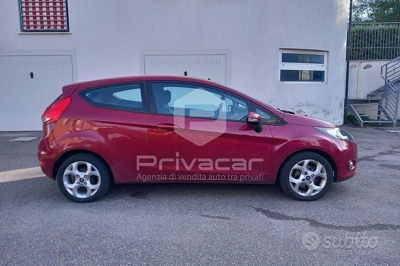 Usata Ford Fiesta Titanium 97 CV (71 kW) 2012 Viola Utilitaria