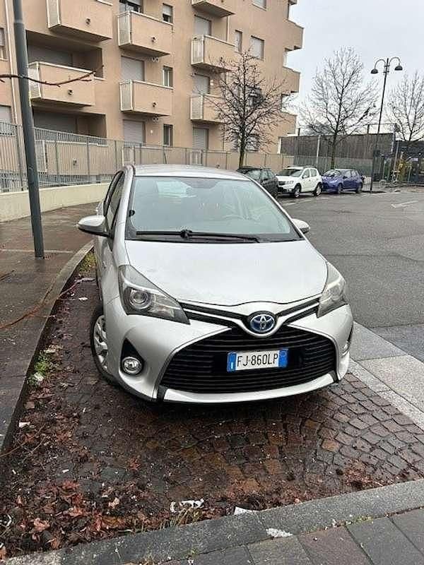Usata Toyota Yaris Hybrid Active 73 CV (53 kW) 2017 Argento Berlina