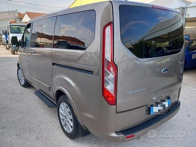 Usata Ford Tourneo Titanium 131 CV (96 kW) 2018 Marrone Monovolume
