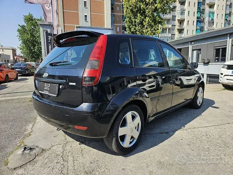 Usata Ford Fiesta Ambiente 68 CV (50 kW) 2005 Nero Utilitaria