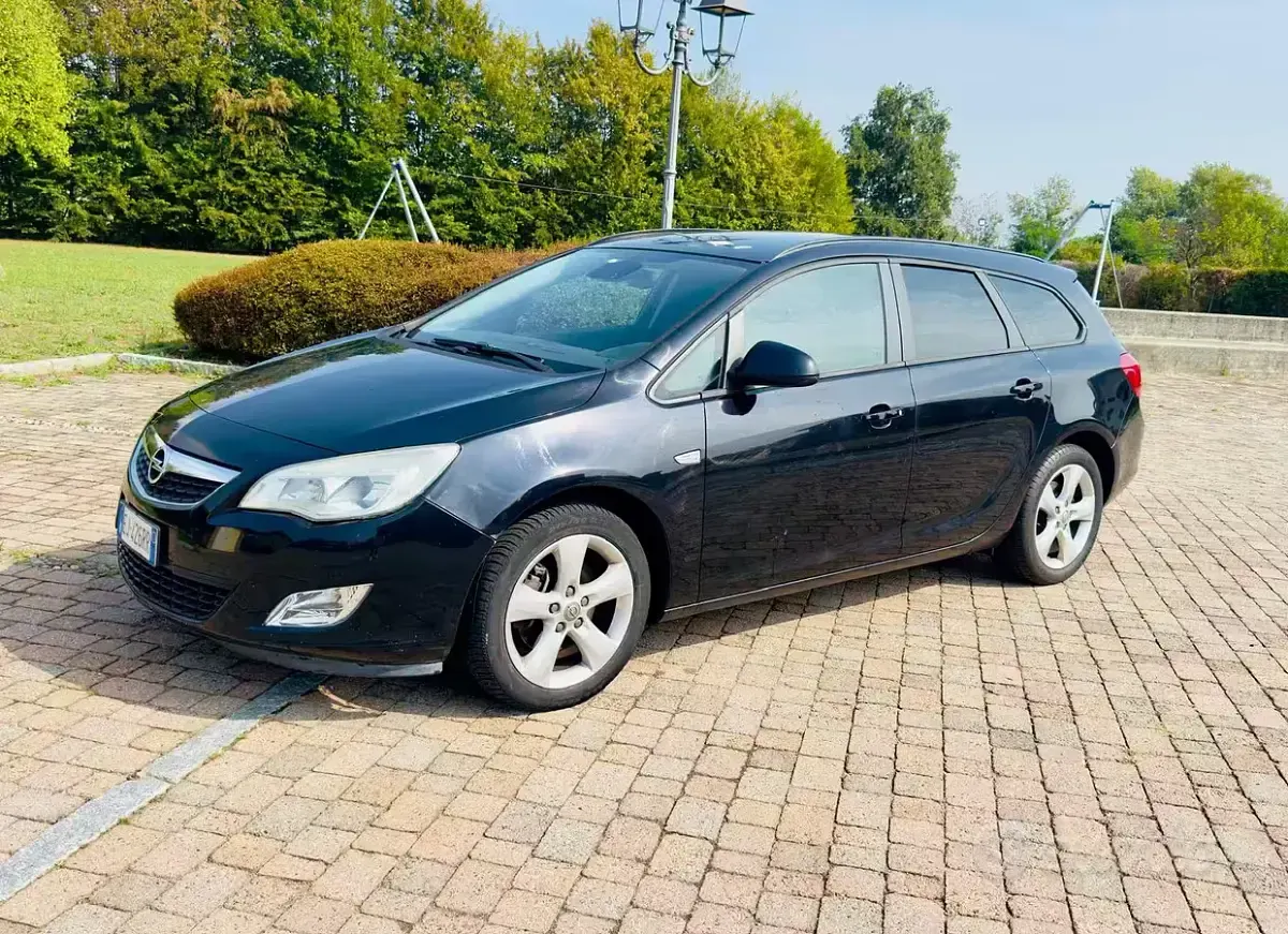 Usata Opel Astra 110 CV (80 kW) 2011 Nero Station wagon