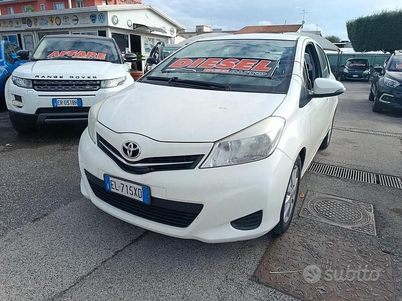 Bianco Usata 2012 Toyota Yaris Lounge Tre volumi | 5800 € (Ottimo prezzo) - Immagine 1/4