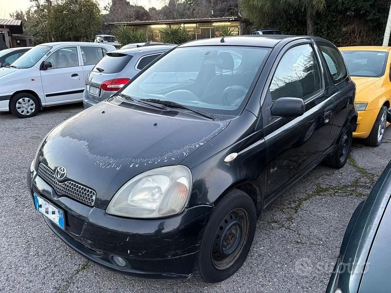 Usata Toyota Yaris Luna 86 CV (63 kW) 2001 Nero Berlina