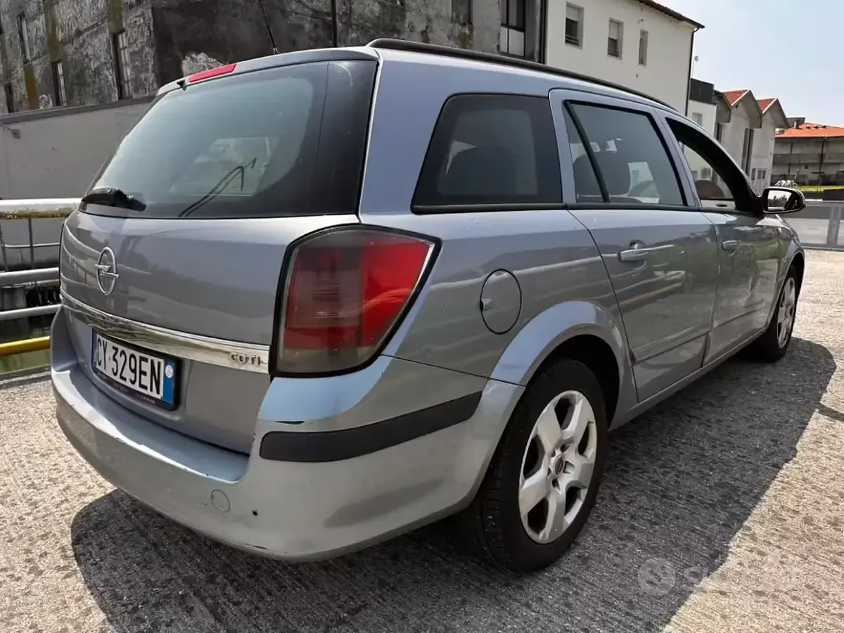 Usata Opel Astra Enjoy 101 CV (74 kW) 2005 Grigio Station wagon