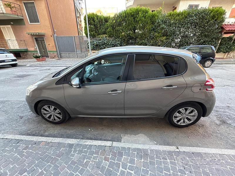 Usata Peugeot 208 92 CV (67 kW) 2014 Marrone Utilitaria