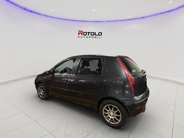 Usata Fiat Punto Dynamic 69 CV (50 kW) 2005 Grigio scuro Berlina