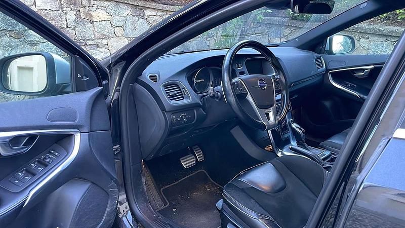 Usata Volvo V40 R-Design Kinetic 190 CV (139 kW) 2015 Nero Berlina