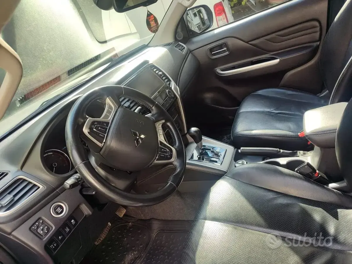 Usata Mitsubishi L200 150 CV (110 kW) 2020 Grigio Pick-up