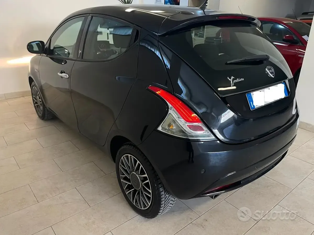 Usata Lancia Ypsilon Platinum 69 CV (50 kW) 2016 Nero Utilitaria