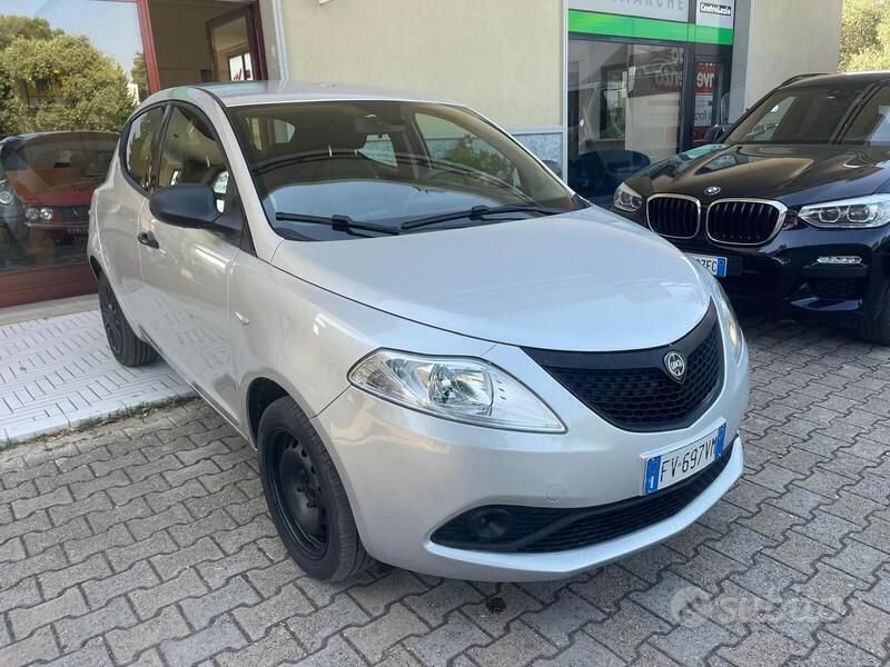 Usata Lancia Ypsilon 69 CV (50 kW) 2019 Argento Utilitaria
