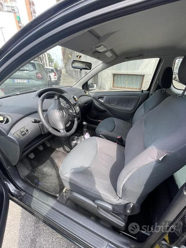 Usata Toyota Yaris Sol 87 CV (63 kW) 2004 Nero Utilitaria