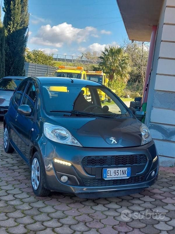Usata Peugeot 107 Urban Move 68 CV (50 kW) 2012 Grigio Utilitaria