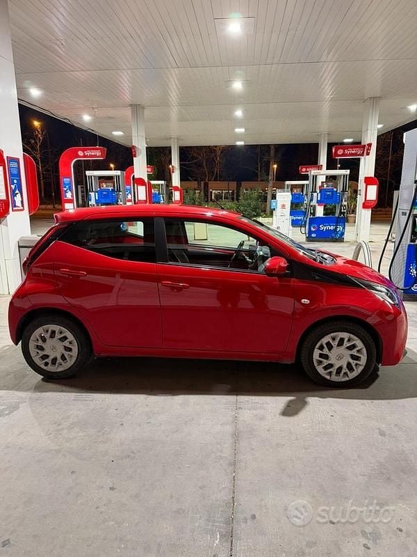 Usata Toyota Aygo 72 CV (52 kW) 2021 Rosso Utilitaria