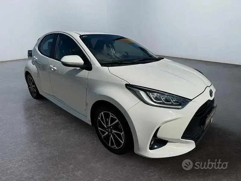 Usata Toyota Yaris Hybrid Trend 116 CV (85 kW) 2022 Bianco Berlina