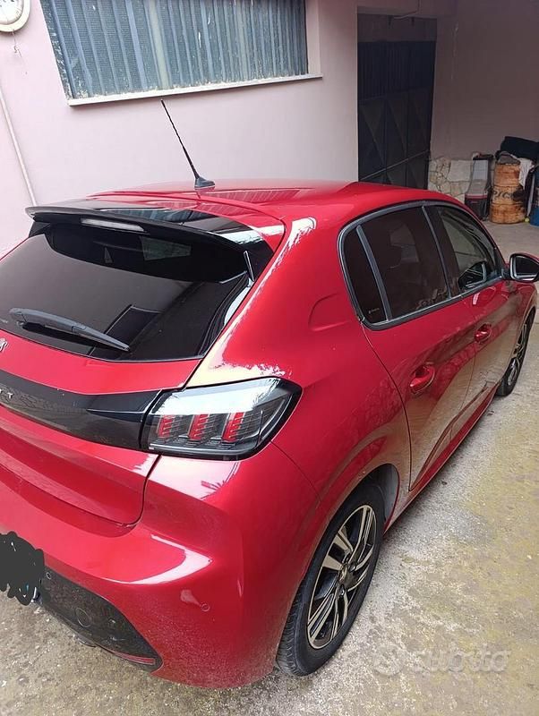 Usata Peugeot 208 Allure 75 CV (55 kW) 2020 Rosso Utilitaria