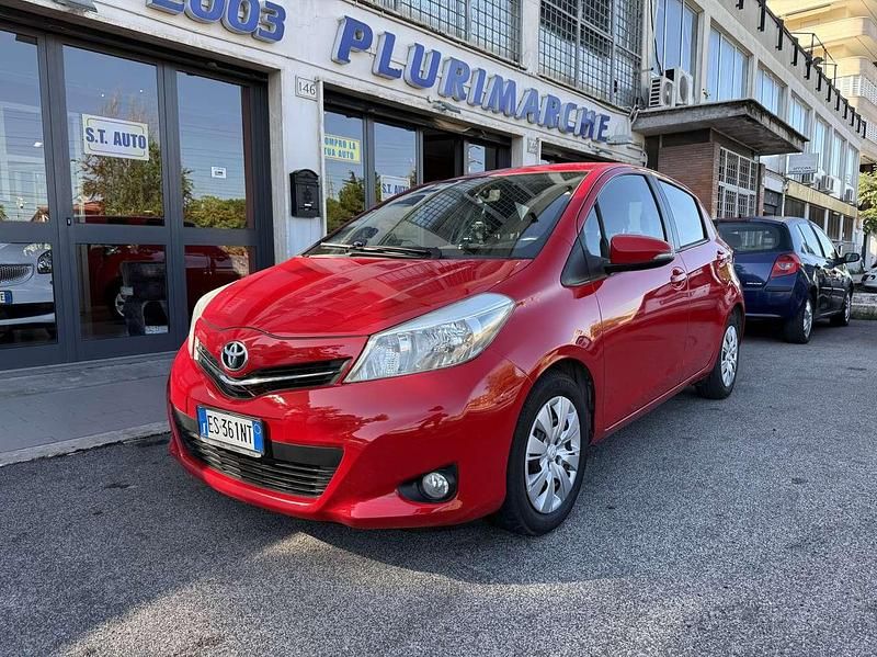Usata Toyota Yaris Active 90 CV (66 kW) 2013 Rosso Berlina