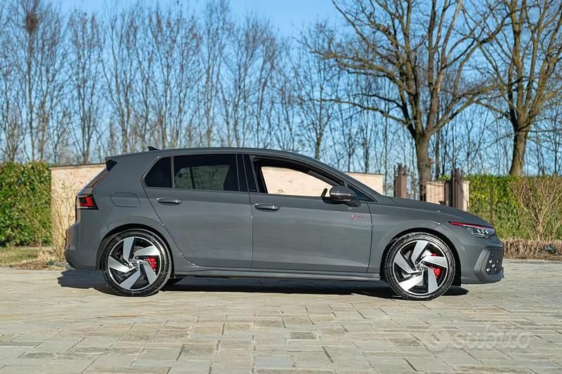 Usata VW Golf VIII GTI 265 CV (194 kW) 2025 Grigio Berlina