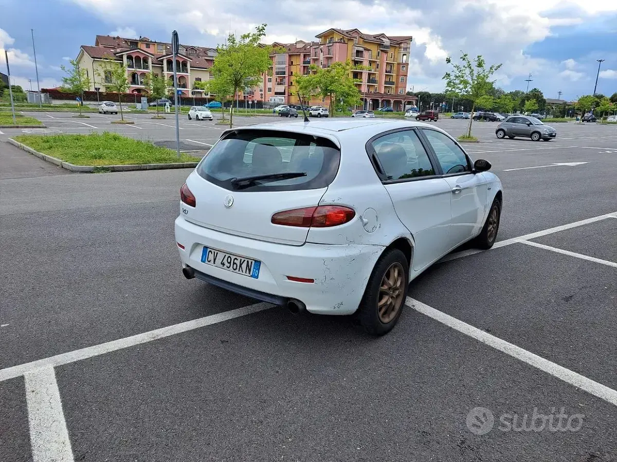Usata Alfa Romeo 147 120 CV (88 kW) 2005 Bianco Utilitaria