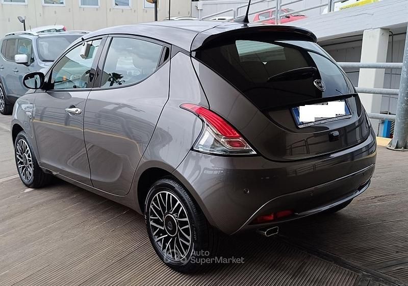 Usata Lancia Ypsilon 69 CV (50 kW) 2024 Gray Utilitaria