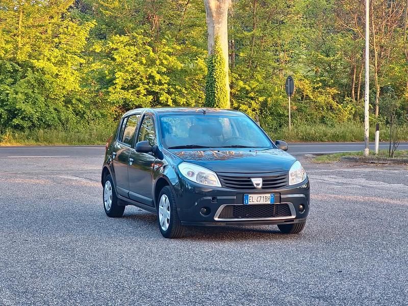 Grigio Usata 2011 Dacia Sandero Ambiance Due volumi | 4300 € (Buon prezzo) - Immagine 1/4