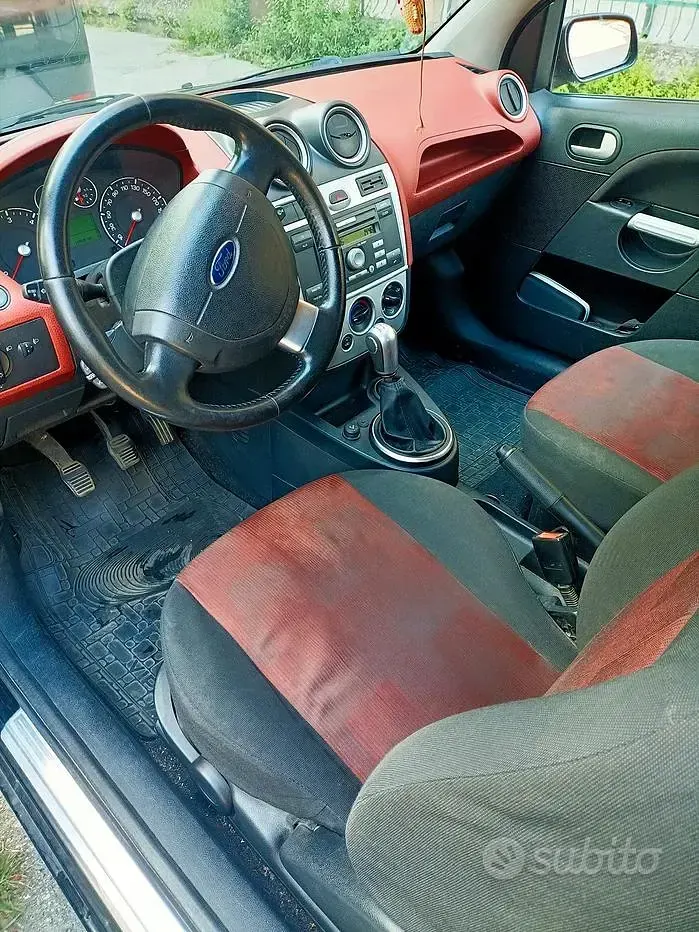 Usata Ford Fiesta 68 CV (50 kW) 2007 Nero Utilitaria