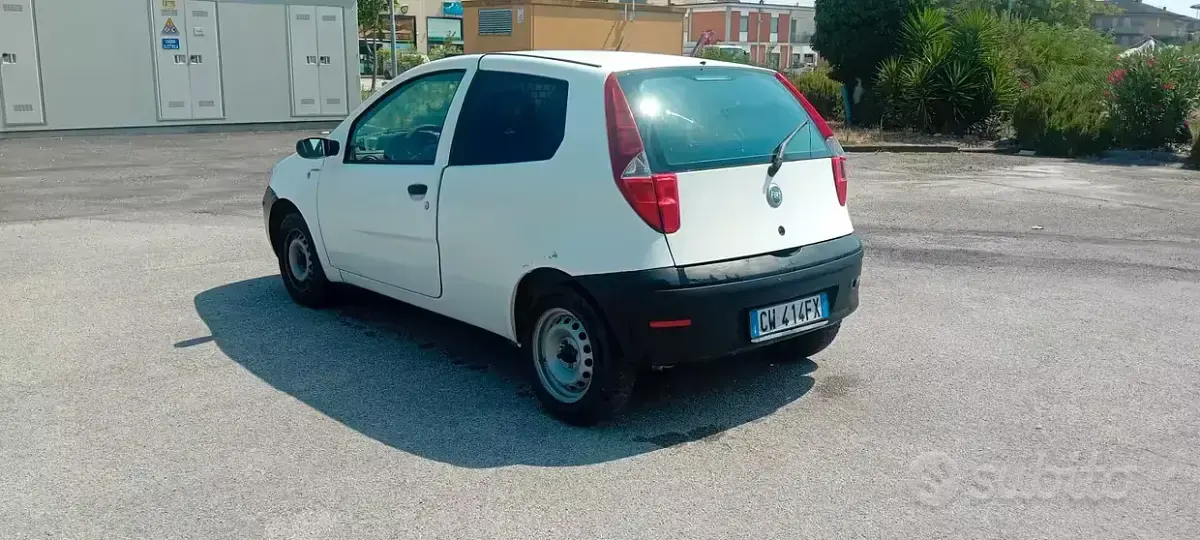 Usata Fiat Punto 60 CV (44 kW) 2005 Bianco Utilitaria