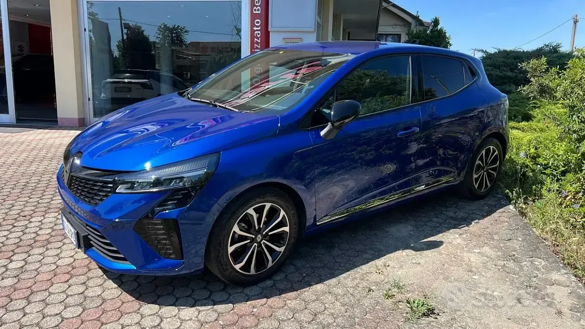 Usata Renault Clio V Techno 101 CV (74 kW) 2024 Bluazzurro Berlina