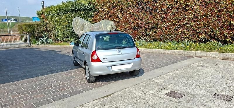 Usata Renault Clio II 70 CV (51 kW) 2010 Grigio Berlina