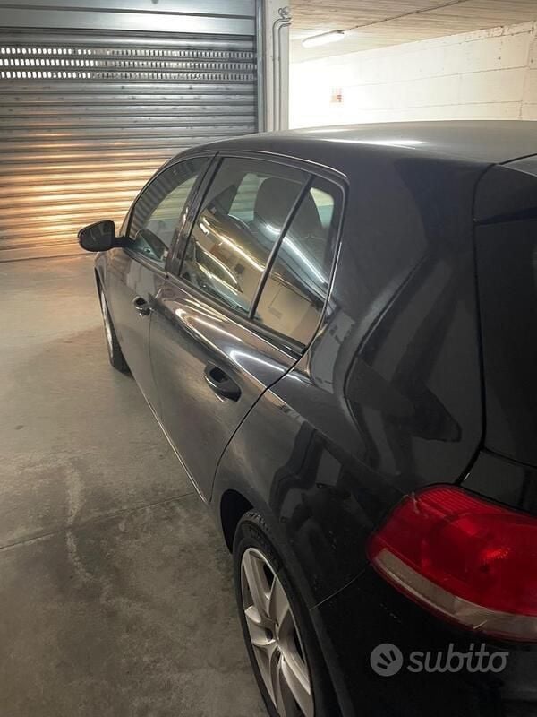 Usado VW Golf VI 105 CV (77 kW) 2011 Negro Utilitario