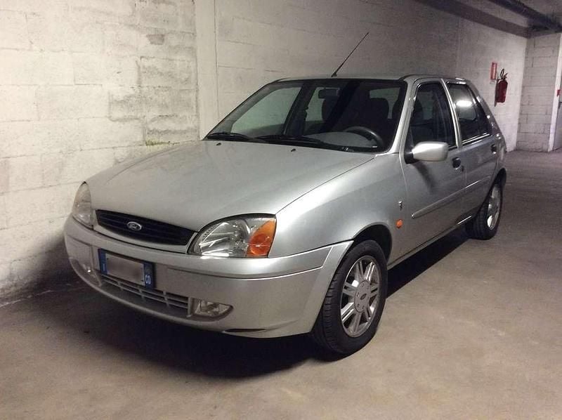 Usata Ford Fiesta 75 CV (55 kW) 2000 Argento Utilitaria