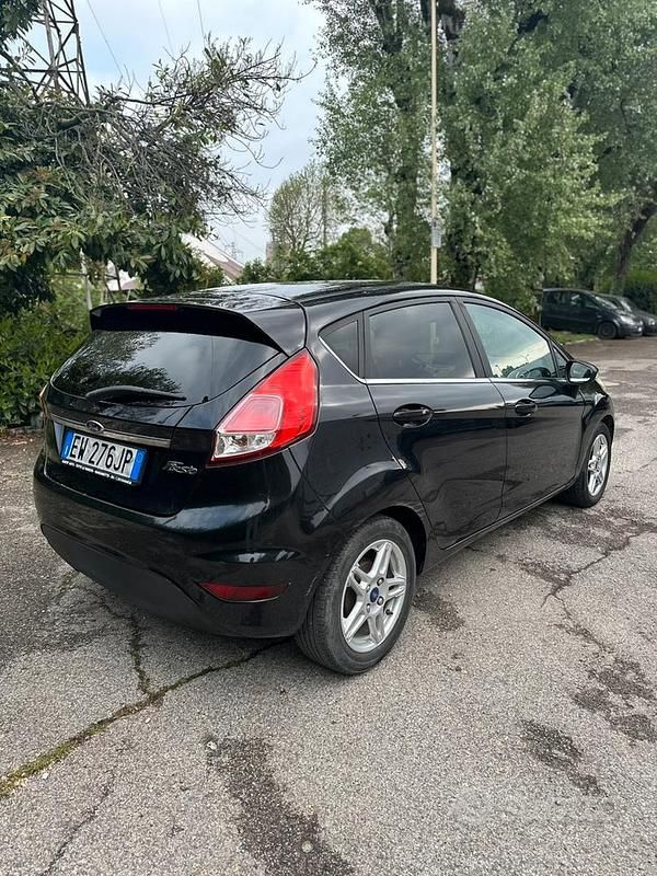 Usata Ford Fiesta Titanium 75 CV (55 kW) 2014 Nero Utilitaria