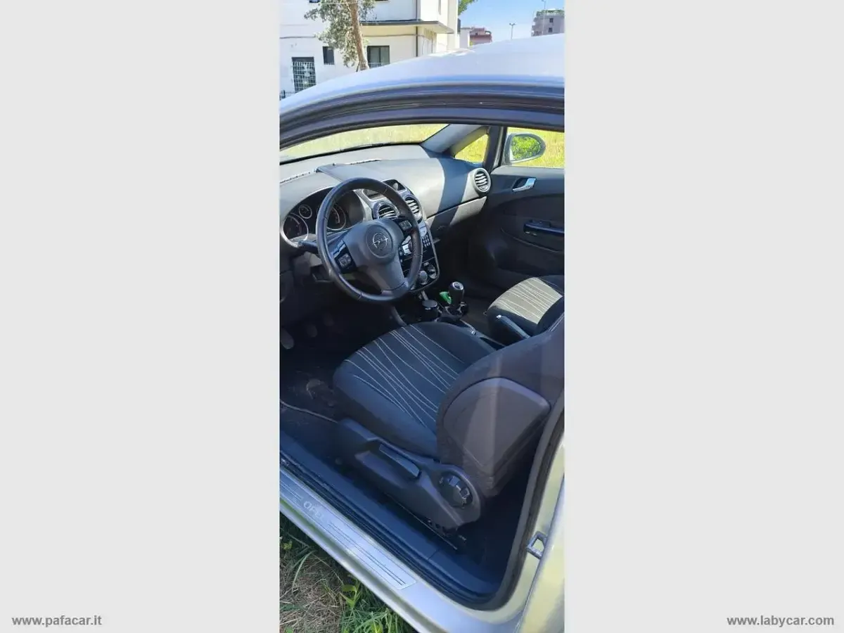 Usado Opel Corsa Edition 95 HP (69 kW) 2011 Prateado Sedan