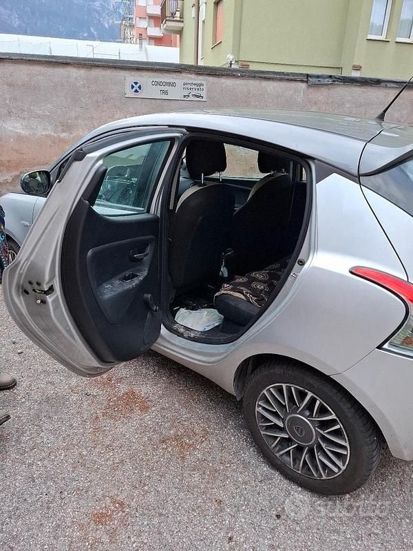Grigio Usata 2017 Lancia Ypsilon Due volumi | 6850 € (Buon prezzo) - Immagine 1/4