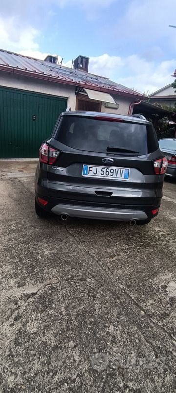 Grigio Usata 2017 Ford Kuga SUV | 14.000 € (Buon prezzo) - Immagine 1/4