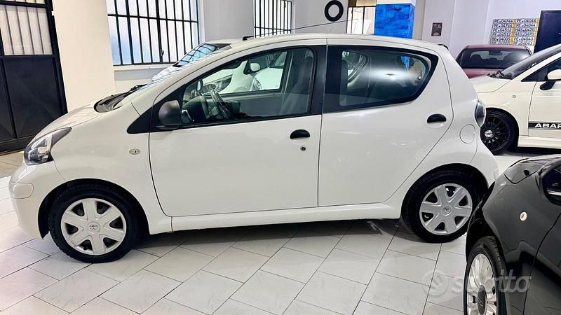 Usata Toyota Aygo Edition 68 CV (50 kW) 2011 Bianco Utilitaria