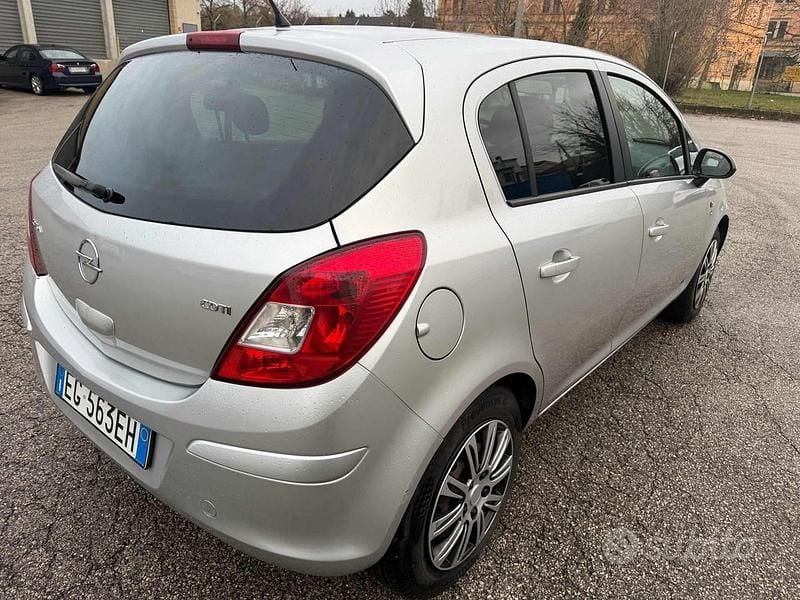 Usata Opel Corsa Cosmo 95 CV (69 kW) 2011 Grigio Berlina