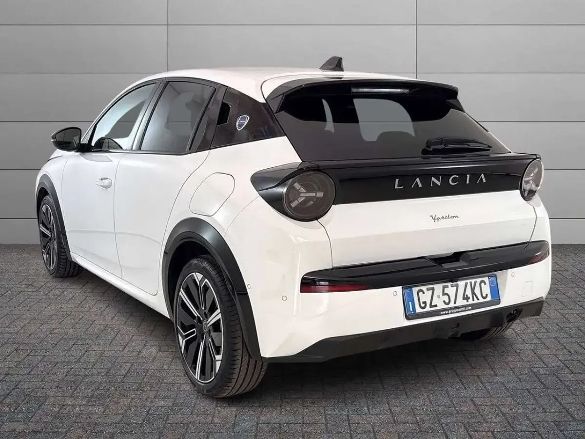 Usata Lancia Ypsilon 101 CV (74 kW) 2025 Bianco Utilitaria