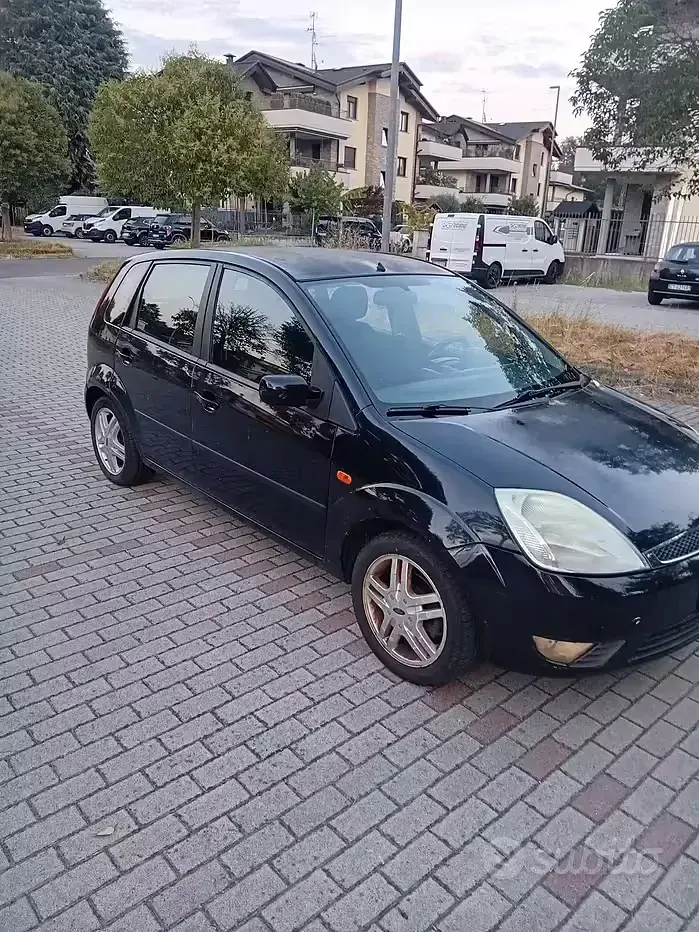 Usata Ford Fiesta Ghia 75 CV (55 kW) 2005 Nero Utilitaria