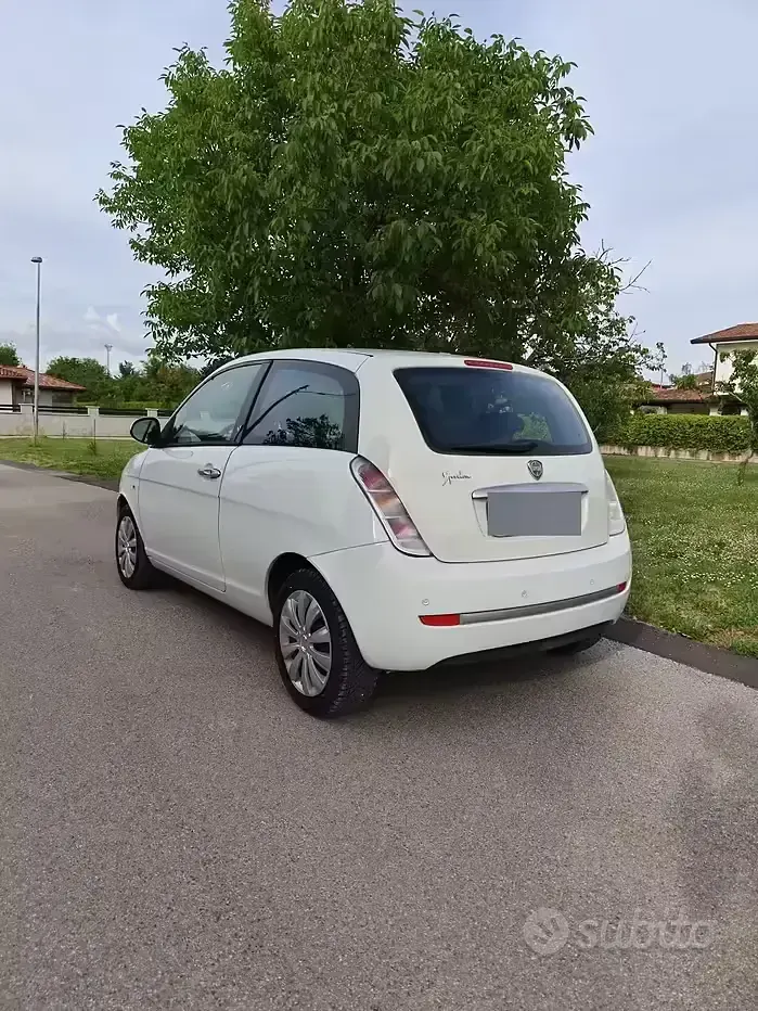Usata Lancia Ypsilon 75 CV (55 kW) 2010 Bianco Utilitaria