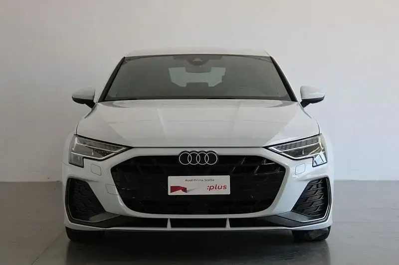 Usata Audi A3 Ambiente 150 CV (110 kW) 2024 Bianco ghiaccio metallizzato Berlina