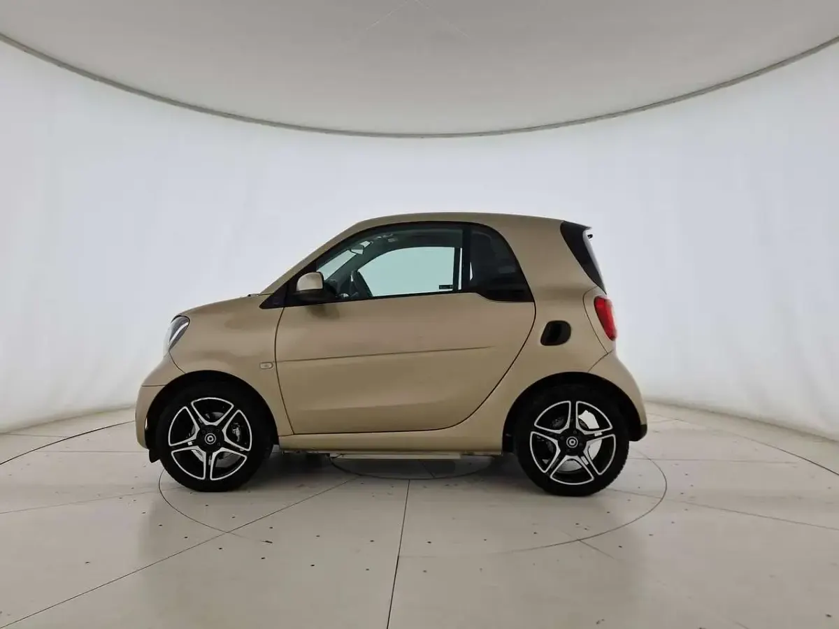 Usata Smart ForTwo Electric Drive Passion 41 kW (56 CV) 2021 Oro Berlina