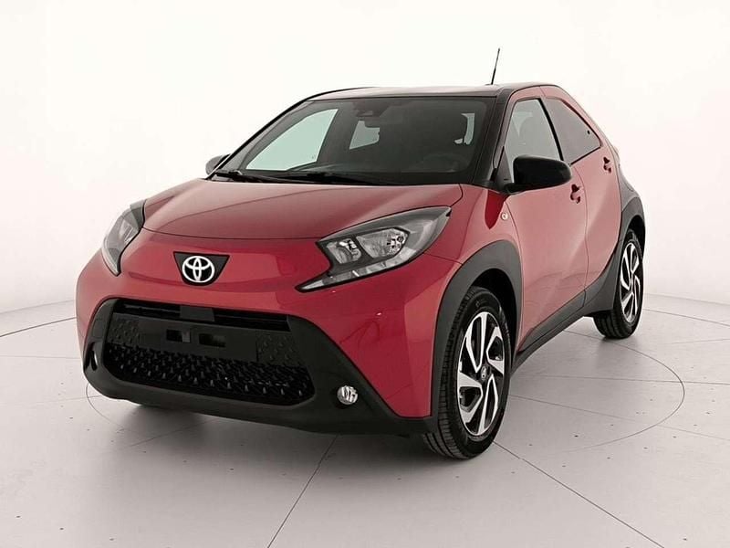 Chili red & black met Nuova 2025 Toyota Aygo X Trend SUV | 17.900 € (Buon prezzo) - Immagine 1/4